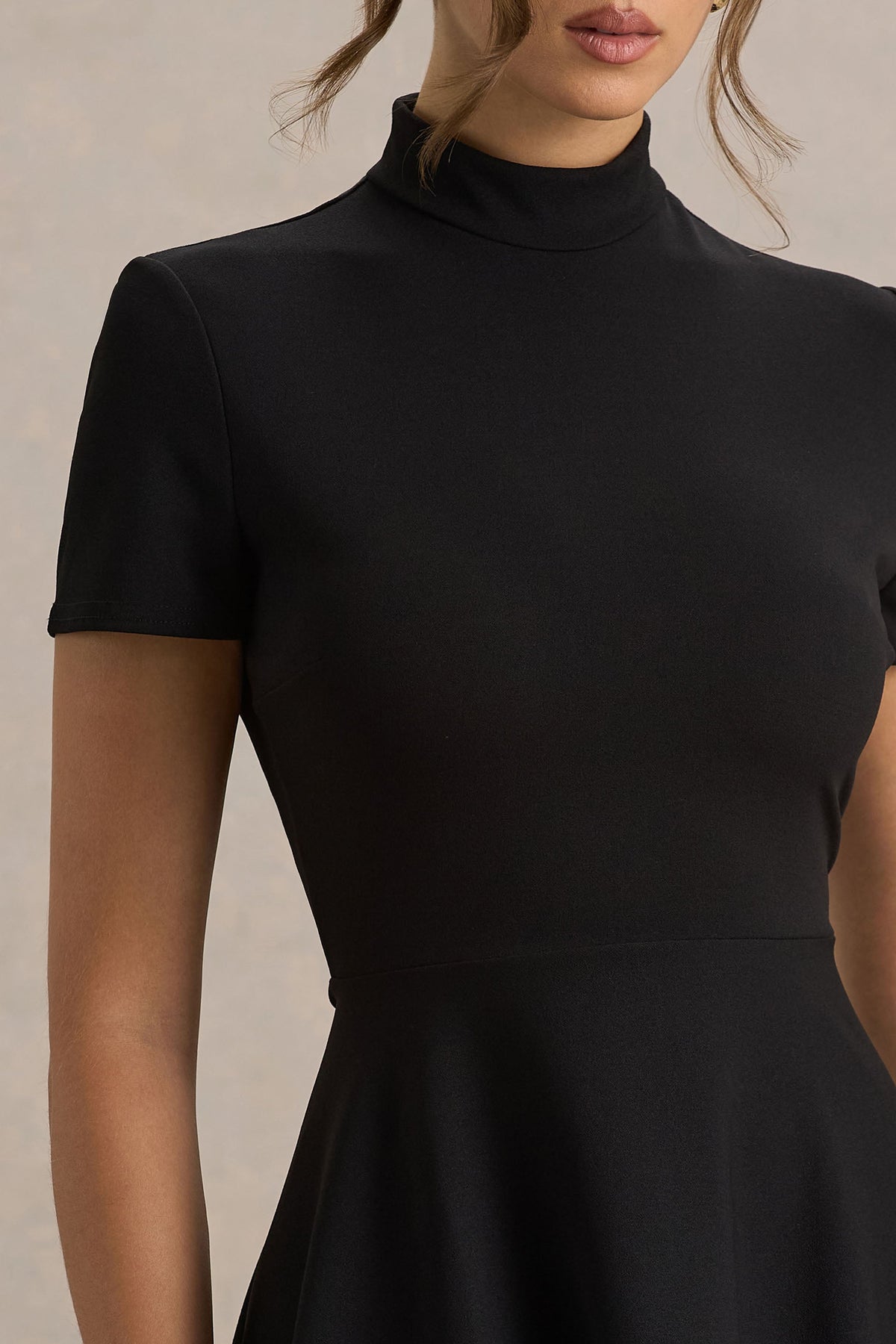 Bellona | Vestido Midi Negro De Cuello Alto Con Bajo Asimétrico