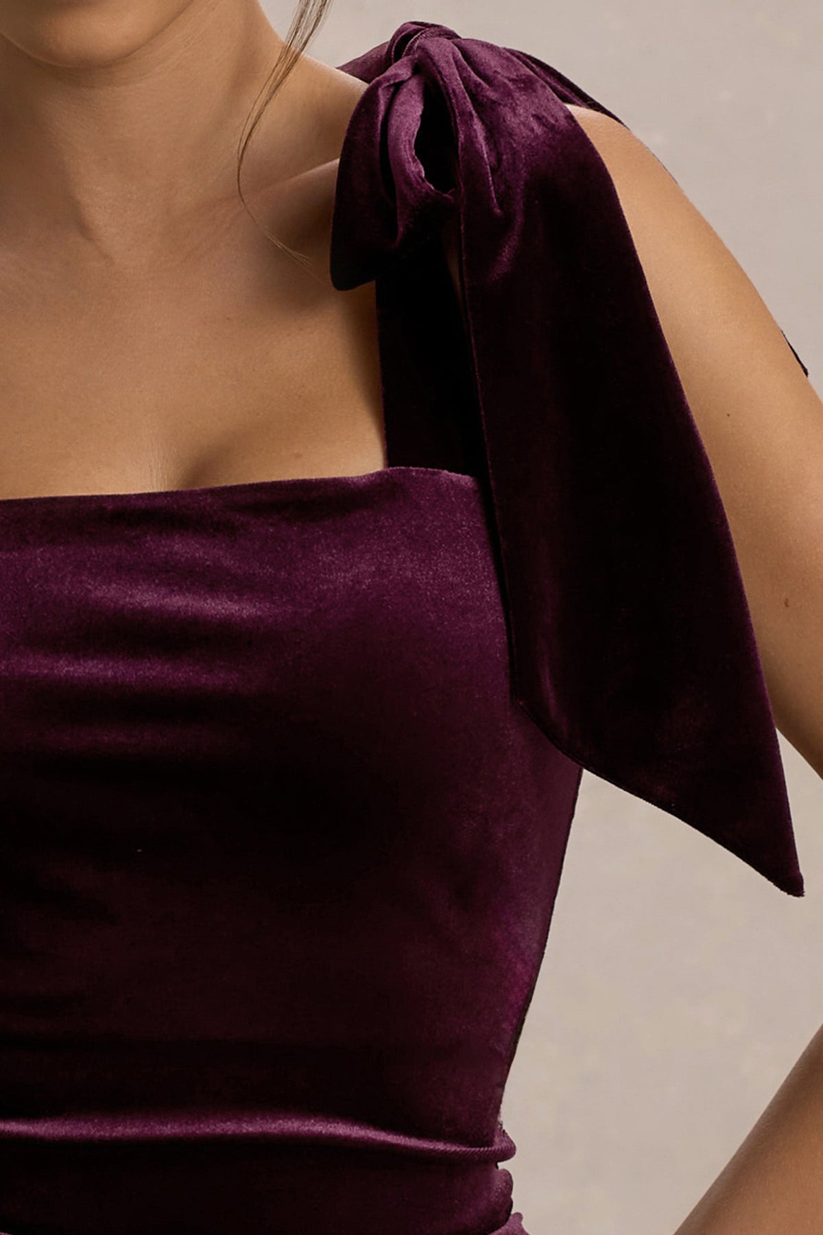 Tarna | Vestido Midi de Terciopelo en Tono burdeos oscuro con Tirantes de Lazo