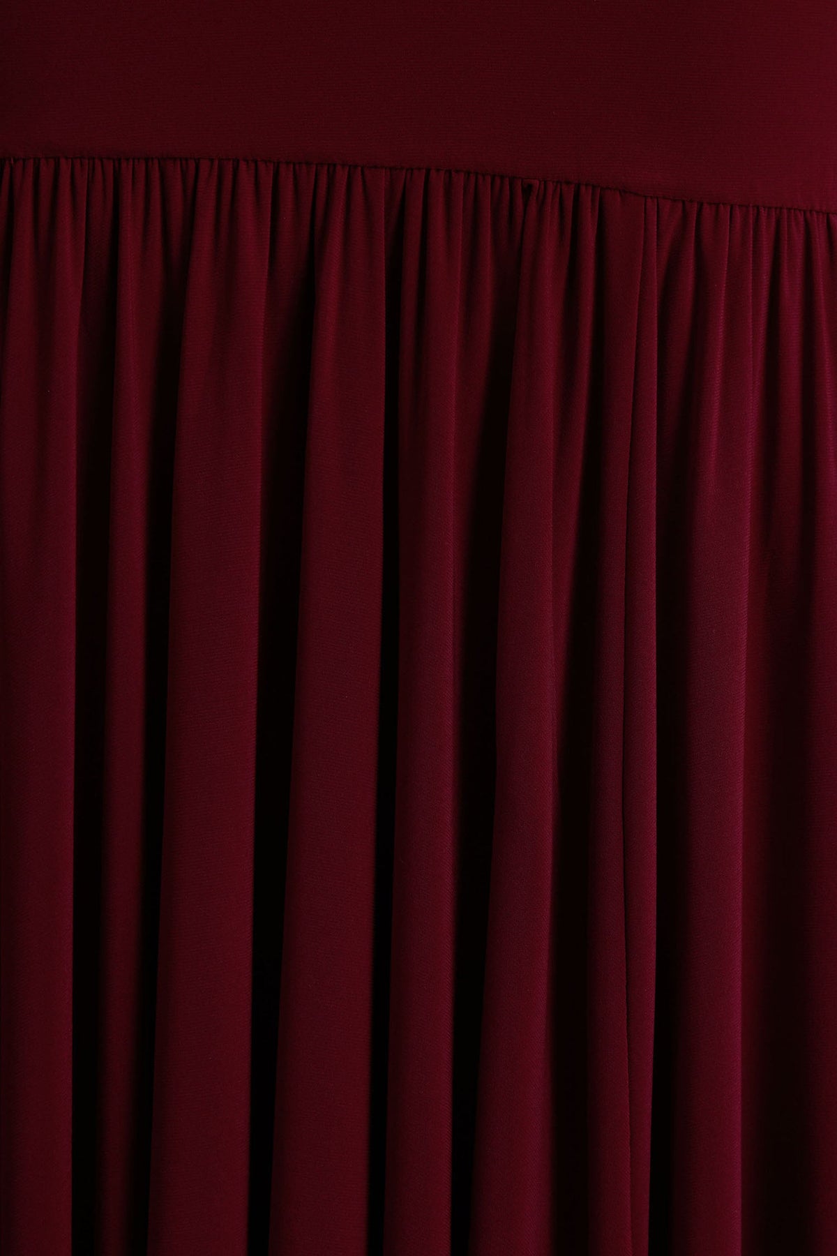 Tasmin | Vestido Largo color Burdeos con Cuello Alto y Cintura Caída
