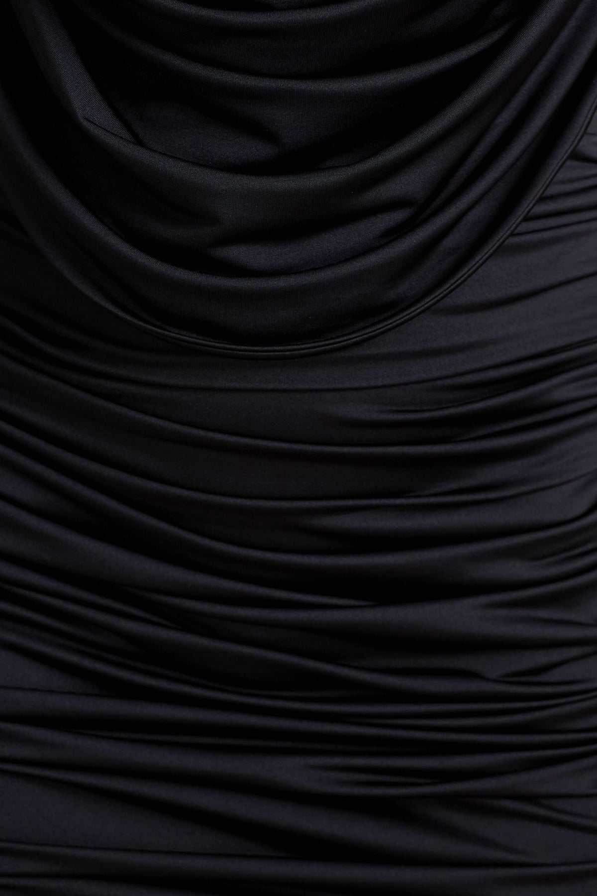 Ciela | Vestido Corto Negro con Escote Profundo