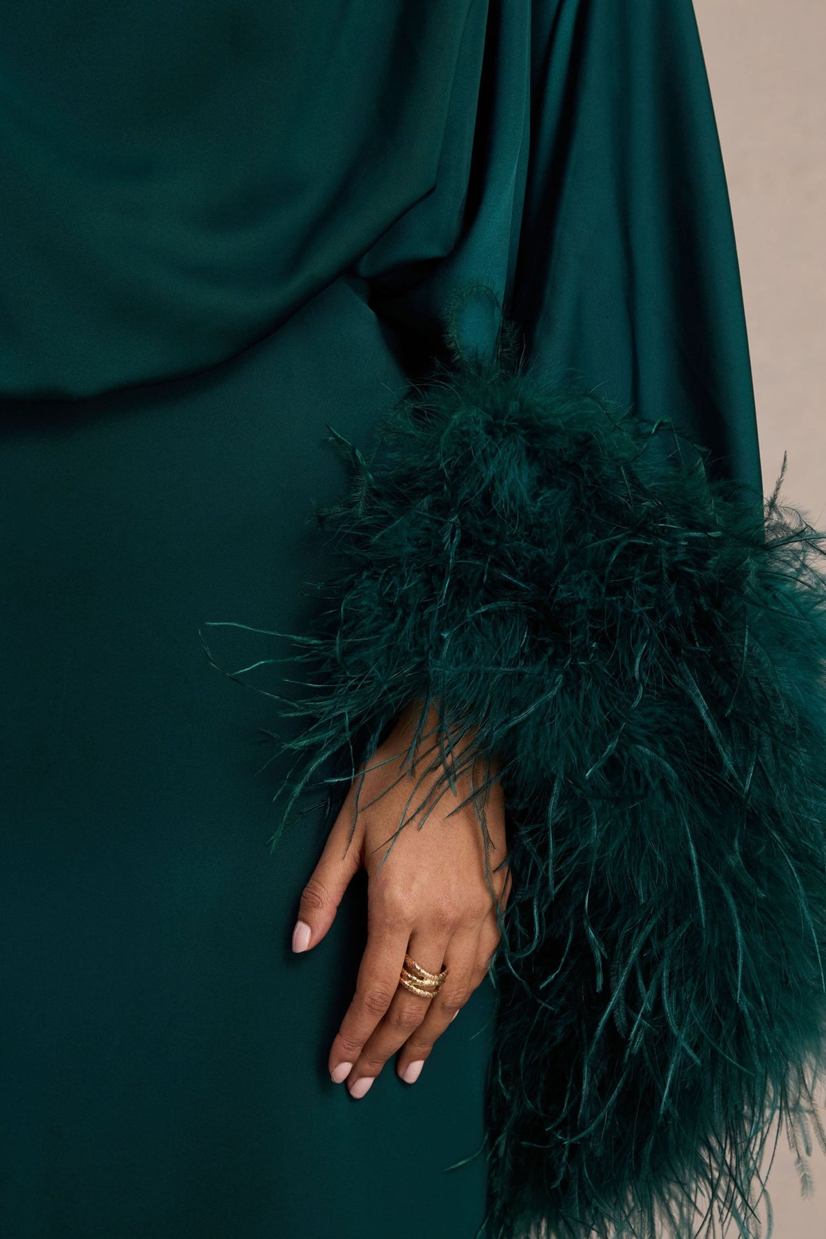 Felicity | Vestido Largo Verde Azulado de Satén con Escote Asimétrico, Plumas y Detalles Fruncidos