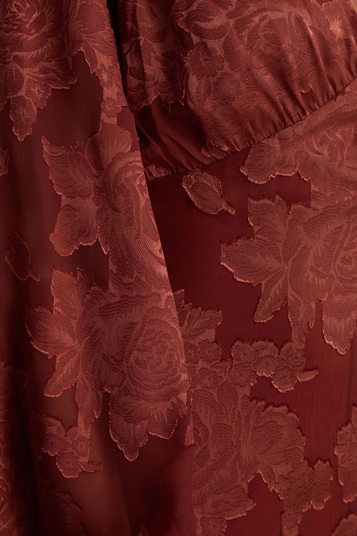 Sabina | Vestido midi devoré color óxido con escote pronunciado