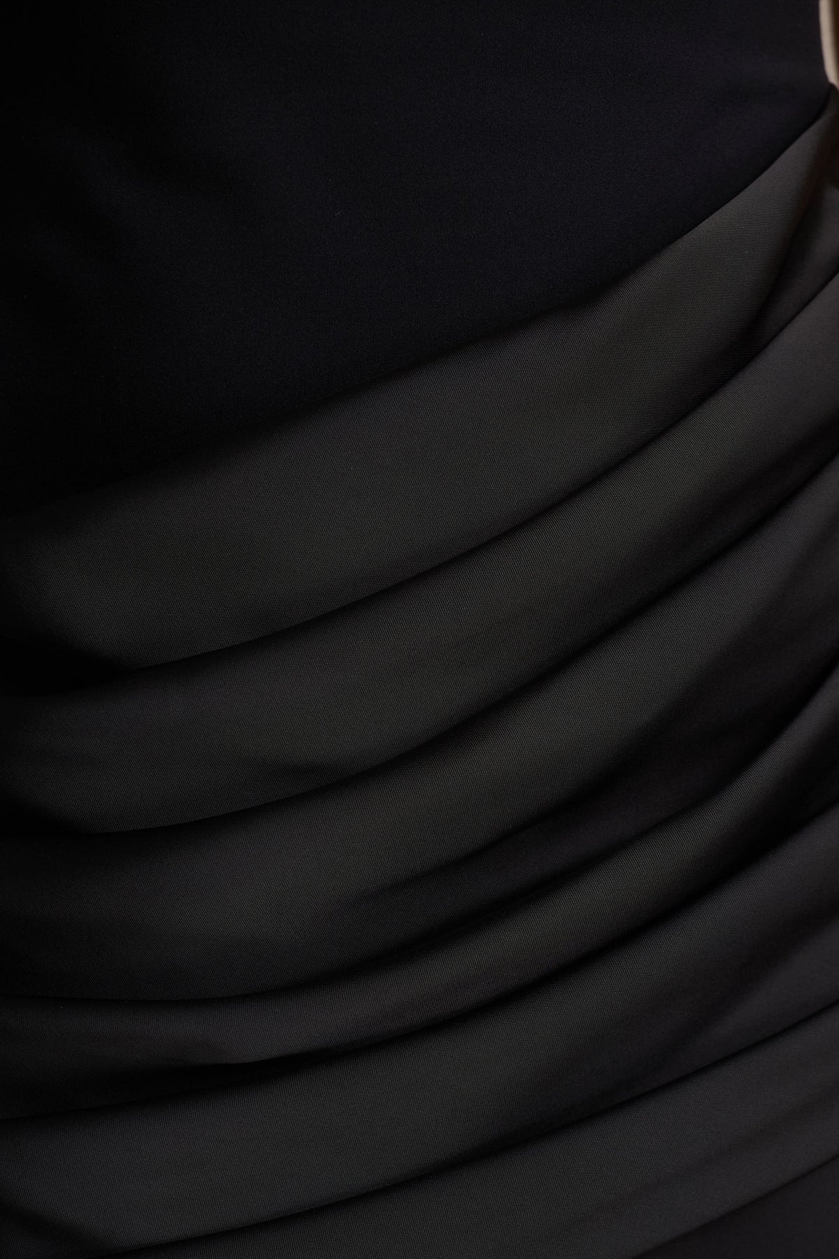 Akari | Vestido largo negro de cuello redondo con falda de satén