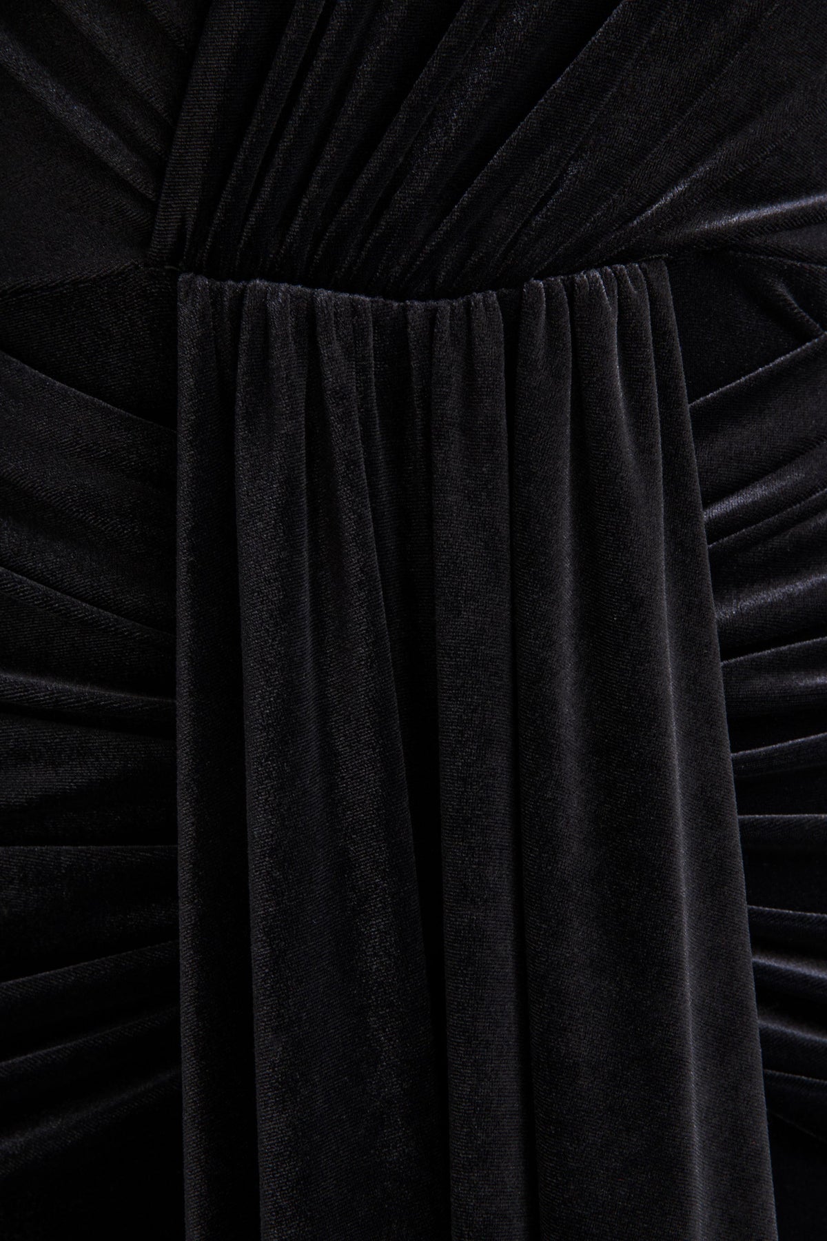 Halima | Vestido Largo de Terciopelo Negro con Escote Profundo y Detalle Fruncido