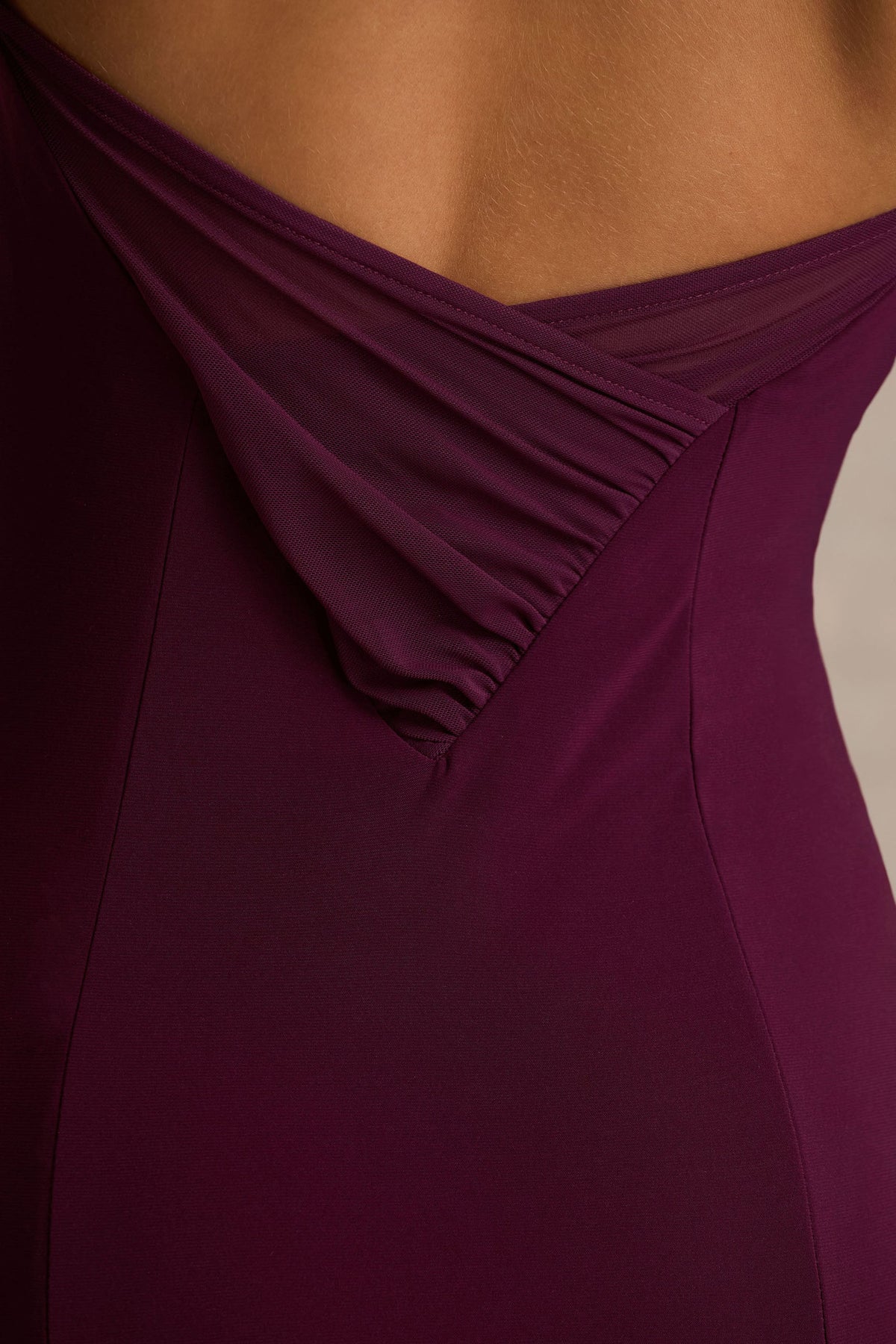 Gabbie | Vestido Largo Burdeos Con Escote Drapeado y Espalda De Malla