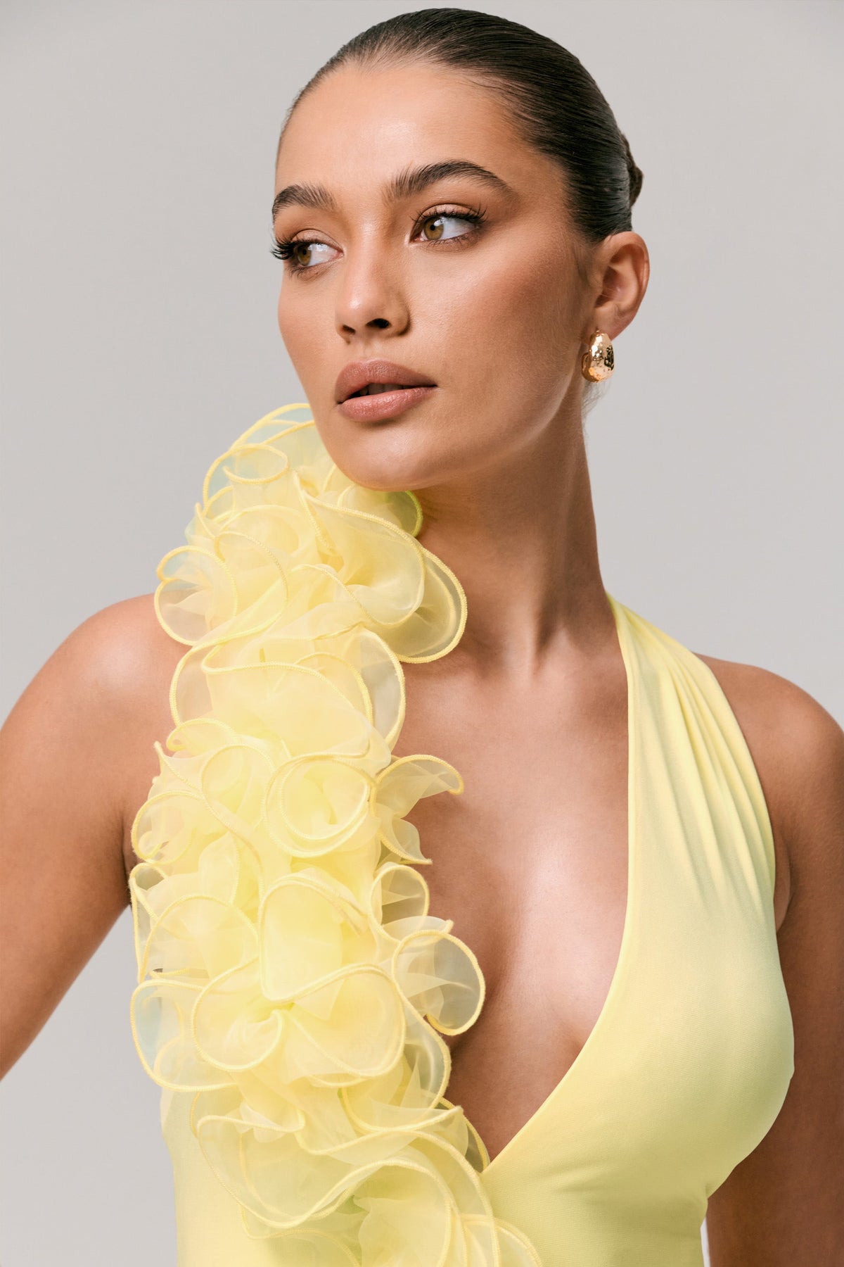 Harriet | Vestido largo amarillo con escote pronunciado y detalle floral lateral