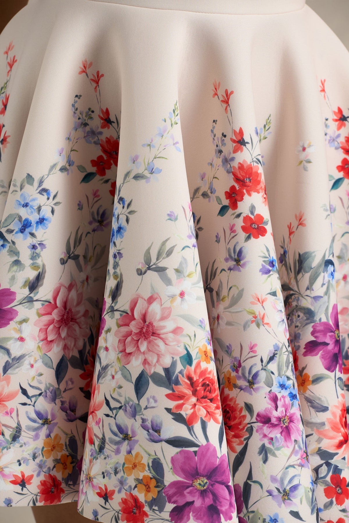 Gemstone | Vestido corto con escote cuadrado y estampado floral rosa claro