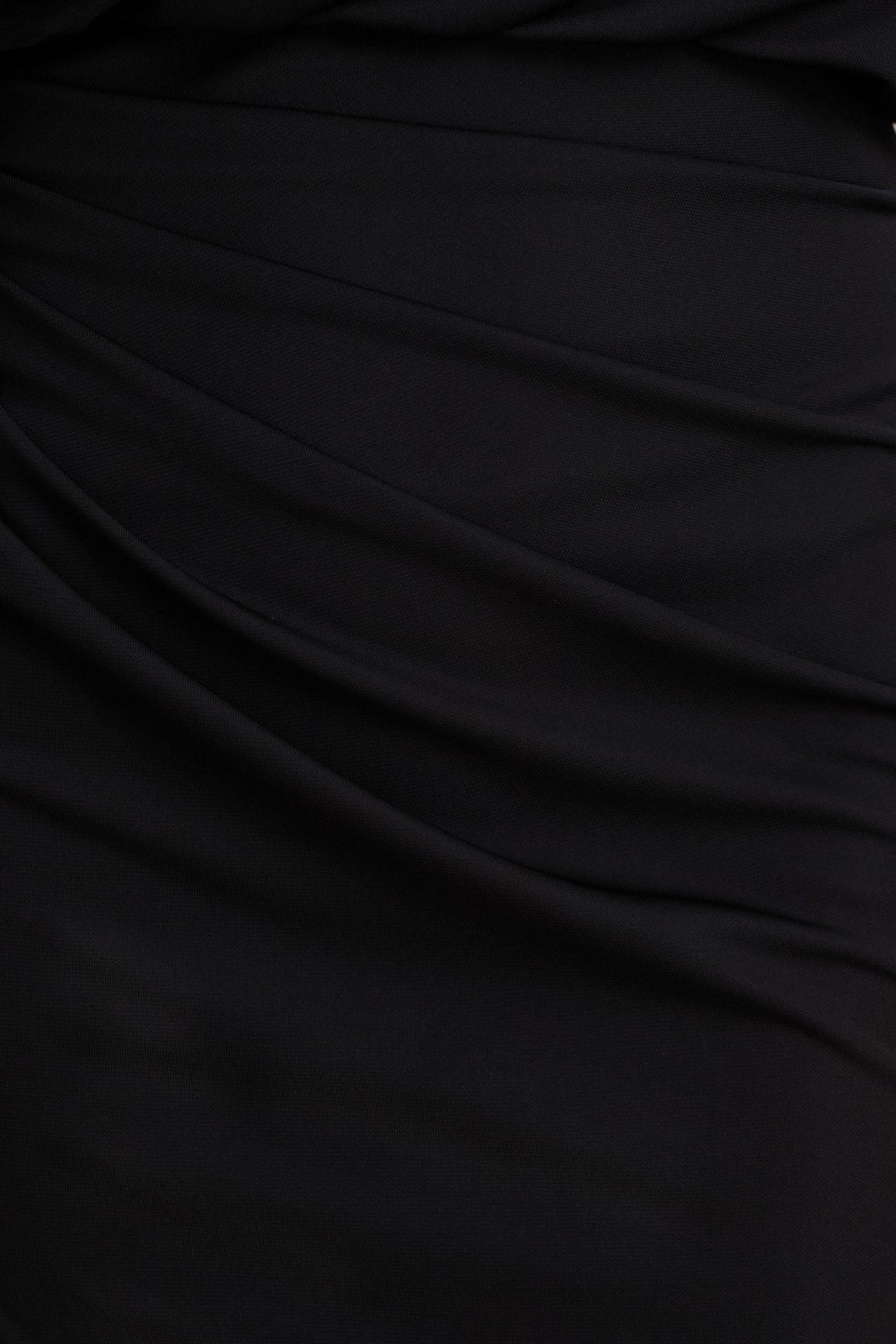 Olivia | Vestido Largo Negro de Escote Asimétrico con Detalle Fruncido y Abertura Frontal