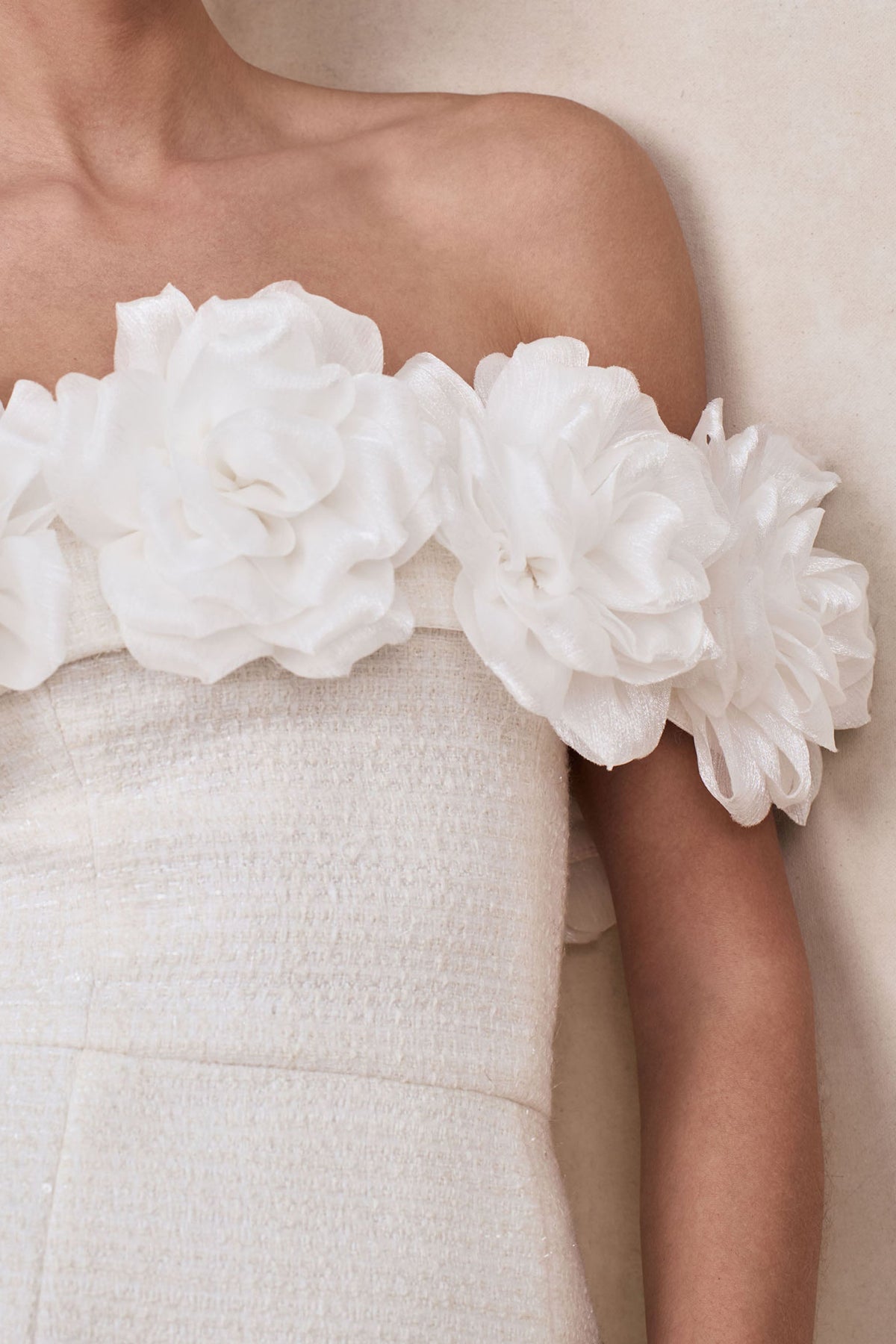 Florinda | Vestido corto blanco de tejido Bouclé con escote Bardot de volantes