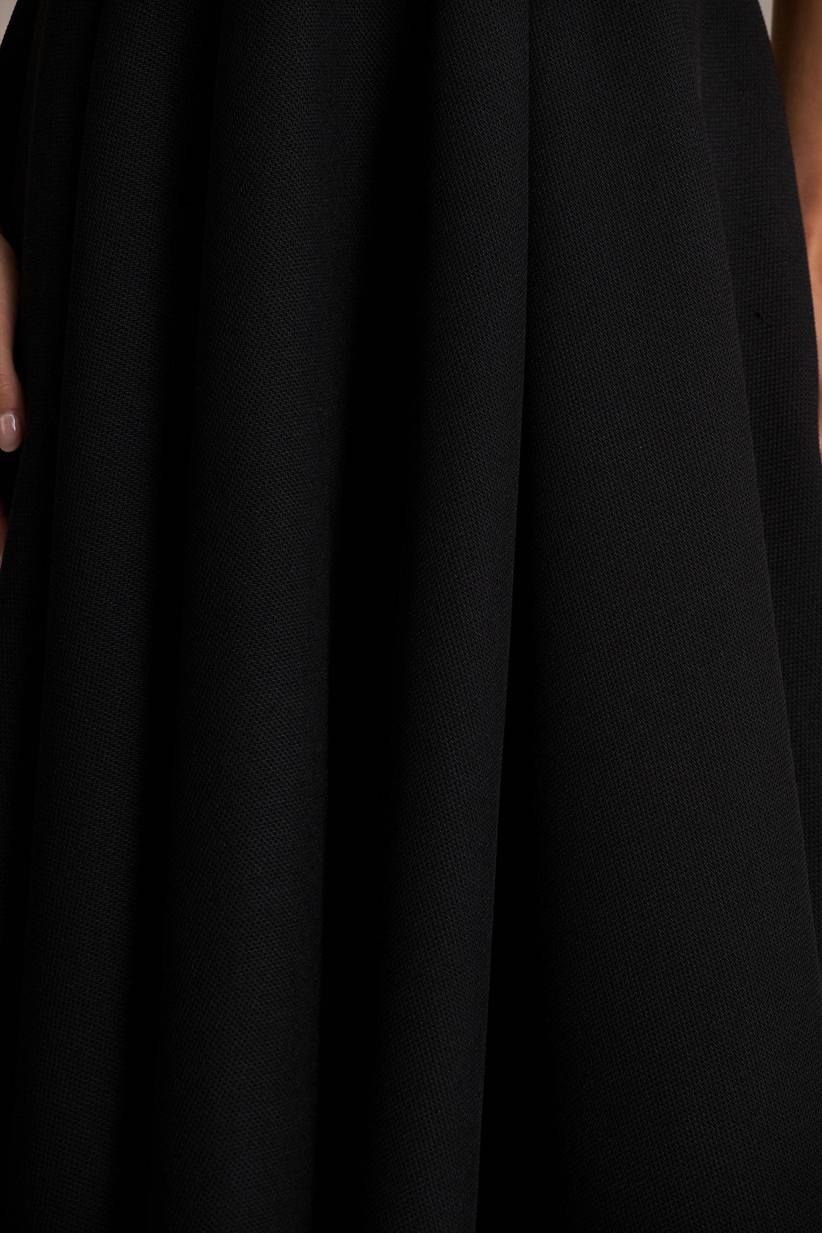 Alessa | Vestido Midi Negro Entallado con Escote Profundo