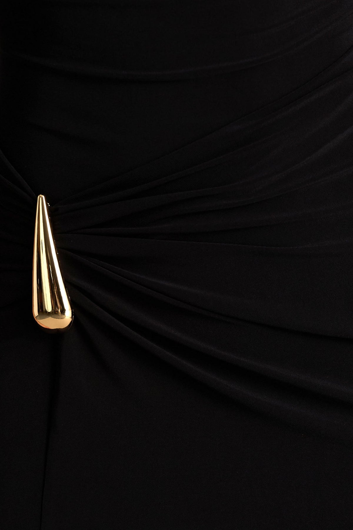 Arlena | Vestido Largo Negro con Escote Alto y Detalle Envolvente