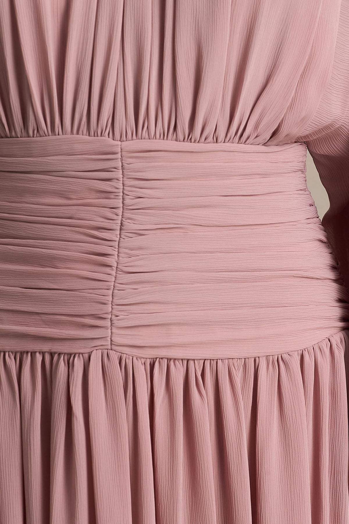 Annabel | Vestido midi rosa empolvado con cuello alto, cintura caída y detalles plisados