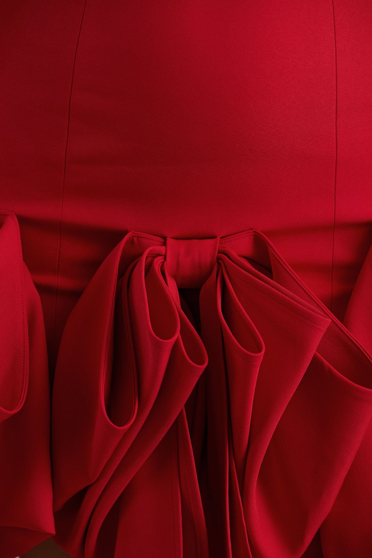 Erica | Vestido rojo corto con escote bandeau y falda globo