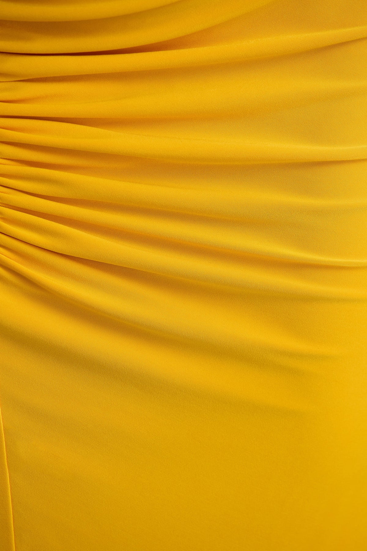 Diva | Vestido Largo Amarillo Con Escote Rasgado y Detalle Fruncido