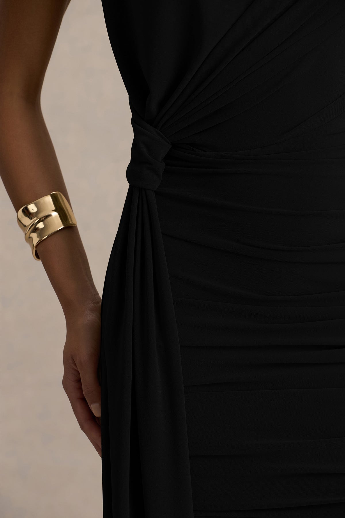 Sorenna | Vestido Corto Negro de Cuello Alto con Detalle Cruzado y Cinta Larga