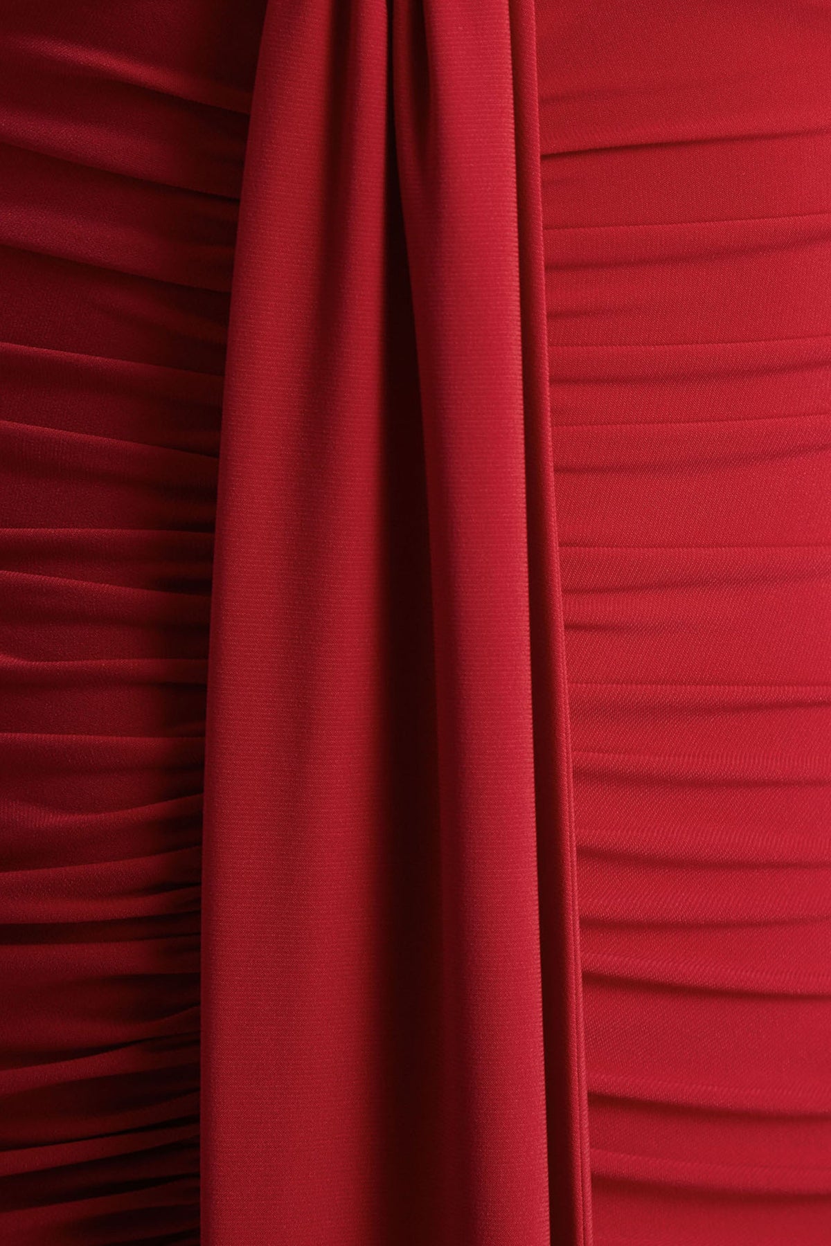 Ivara | Vestido Largo Rojo con Escote Profundo, Detalle Fruncido y Fajín
