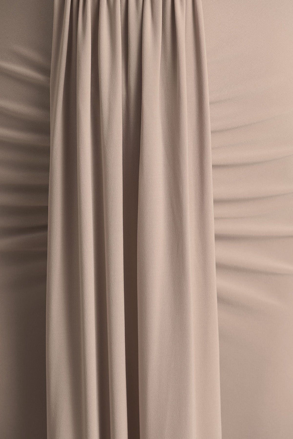 Flashy | Vestido Largo Champagne con Escote Profundo y Detalles Plisados