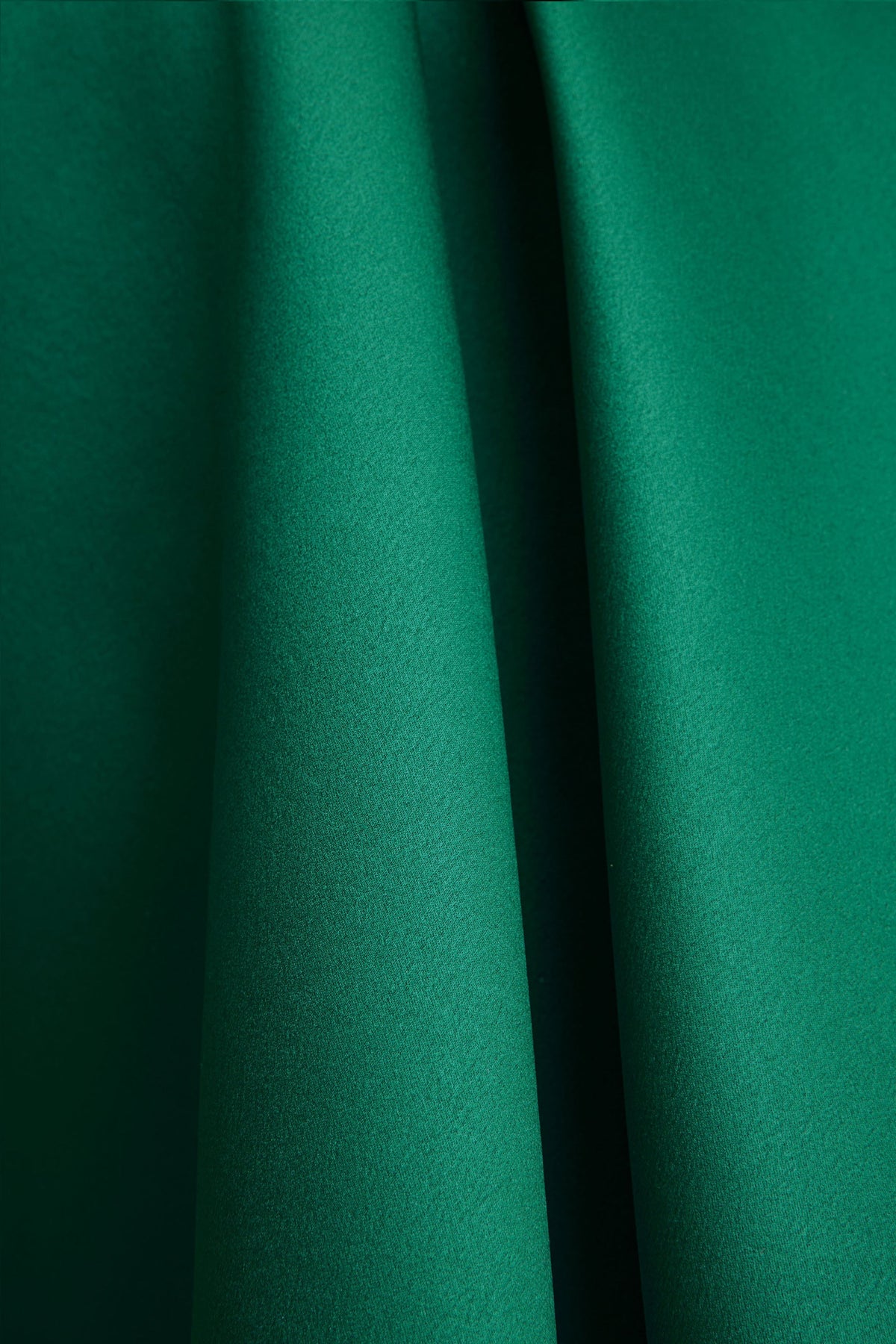 Fleur | Vestido Corto bandeau de satén en verde oscuro