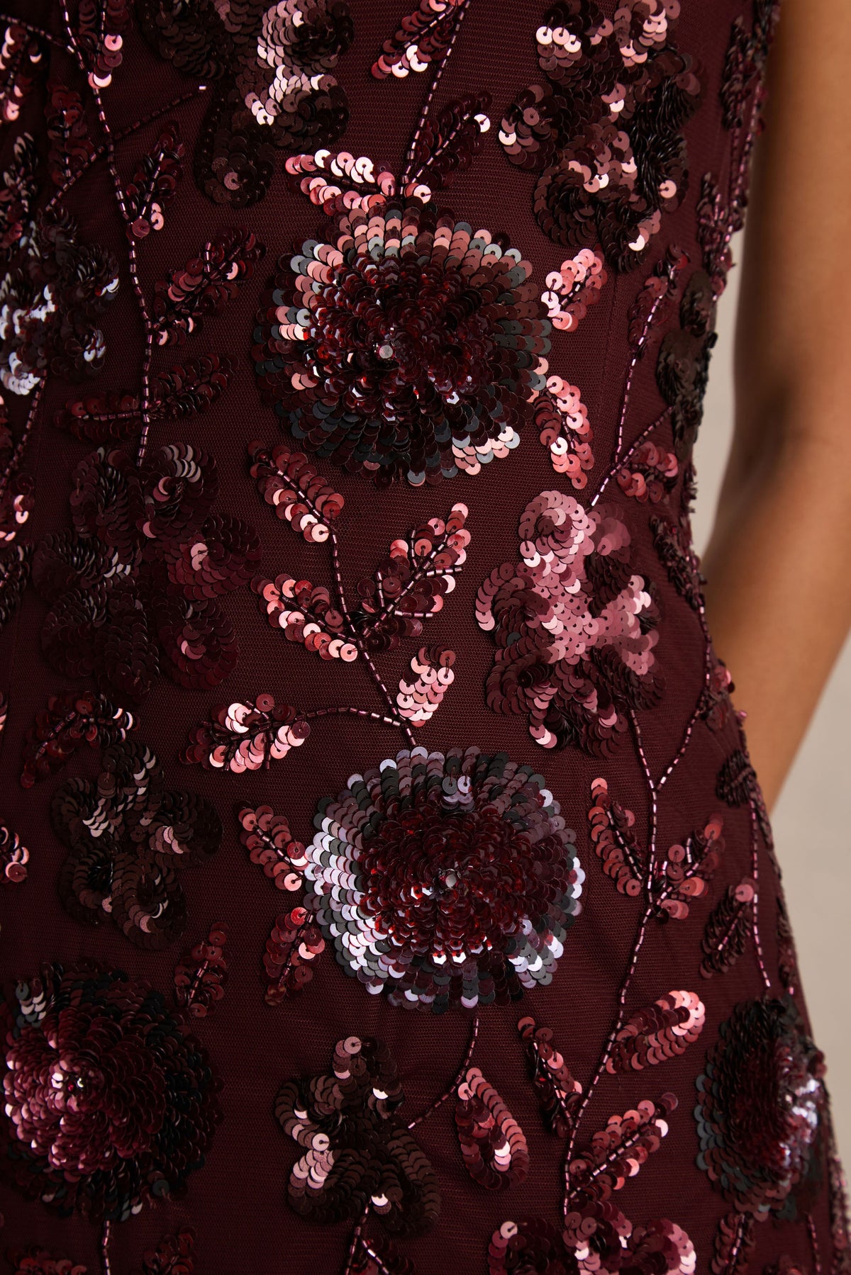 Gemini | Vestido Largo burdeos con estampado floral embellecido y tirantes