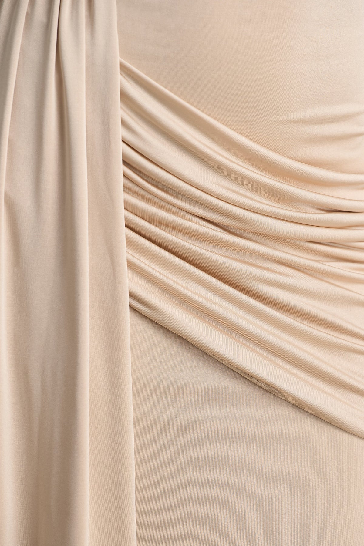 Romi | Vestido Largo Champán Con Escote Alto y Detalle Fruncido