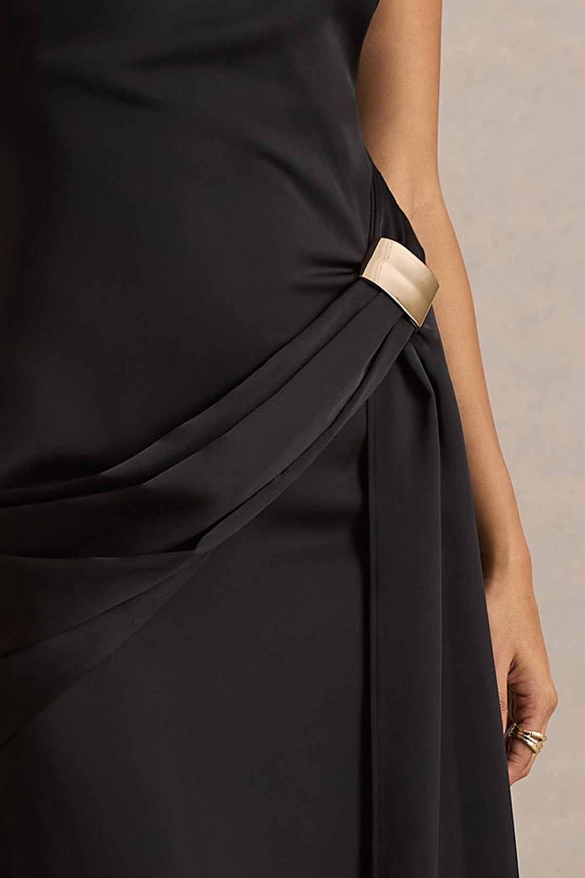 Influence | Vestido Largo Negro de Satén con Escote Alto y Detalles Fruncidos y Adornados