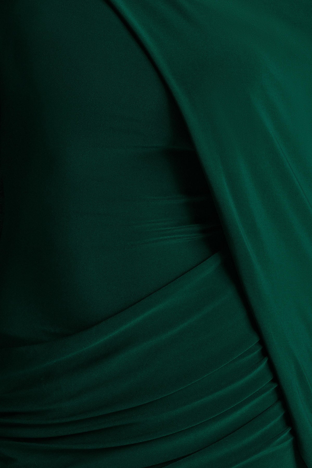 Maeve | Vestido largo Verde Botella con Manga Capa Drapeada