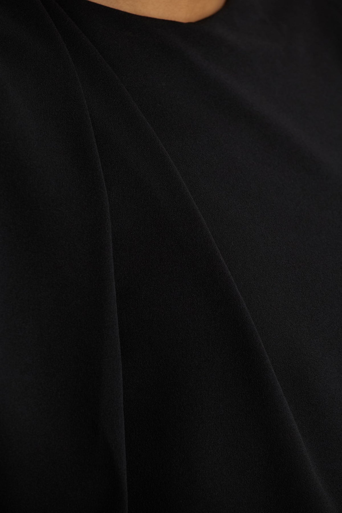 Meave | Vestido largo negro con escote barco y detalle drapeado