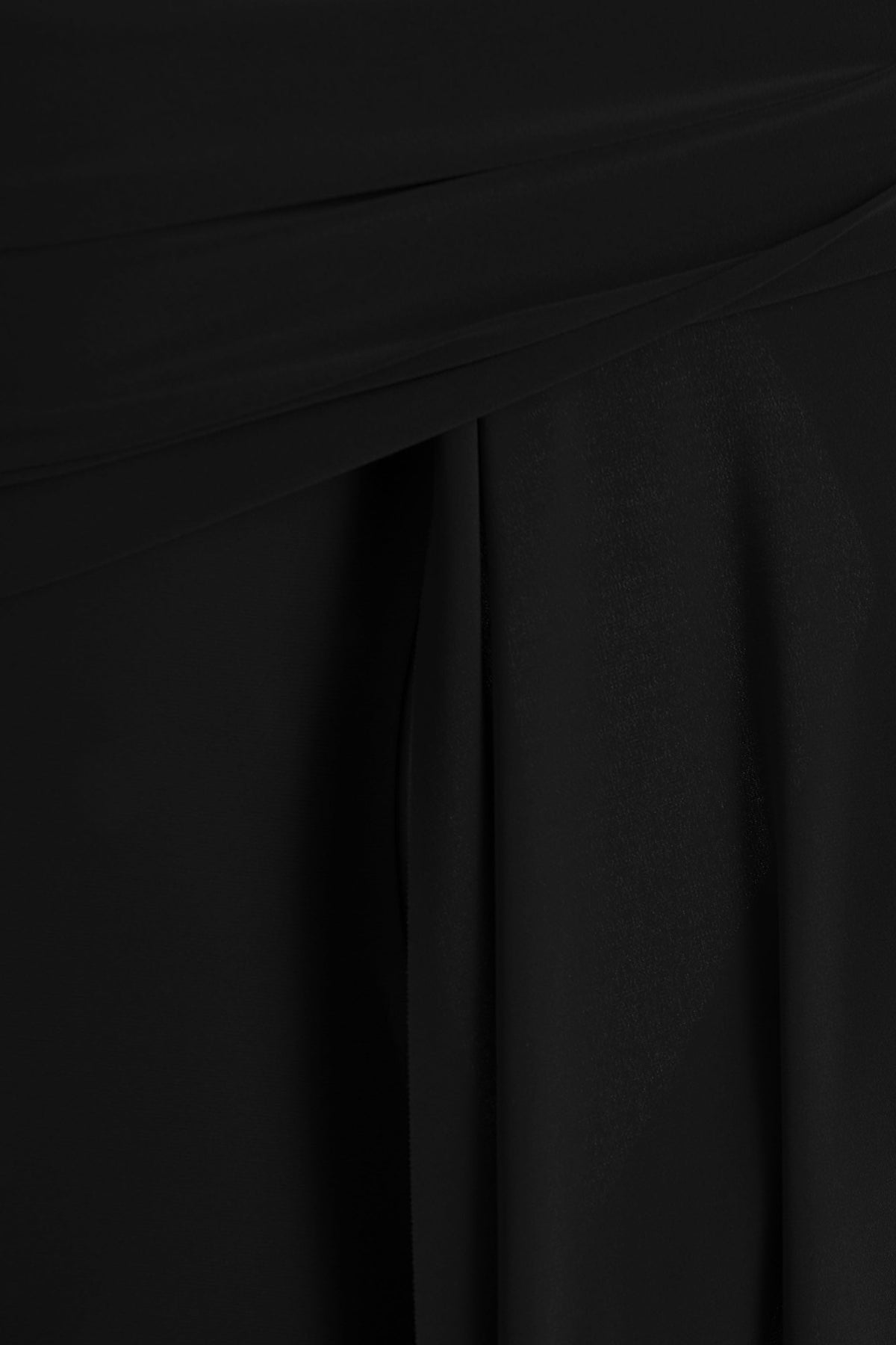 Saffina | Vestido Largo Negro con Escote Bardot y Detalle de Fajín