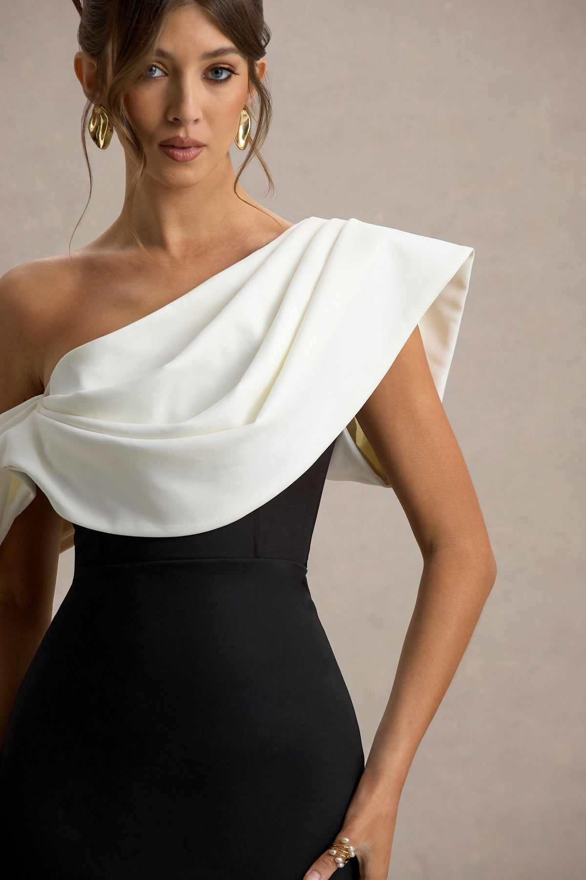 Angelina | Vestido largo negro y escote asimétrico con detalle drapeado en blanco