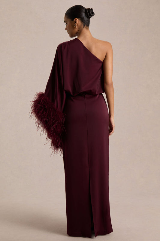 Felicity | Vestido Largo Burdeos de Satén con Escote Asimétrico, Plumas y Detalles Fruncidos