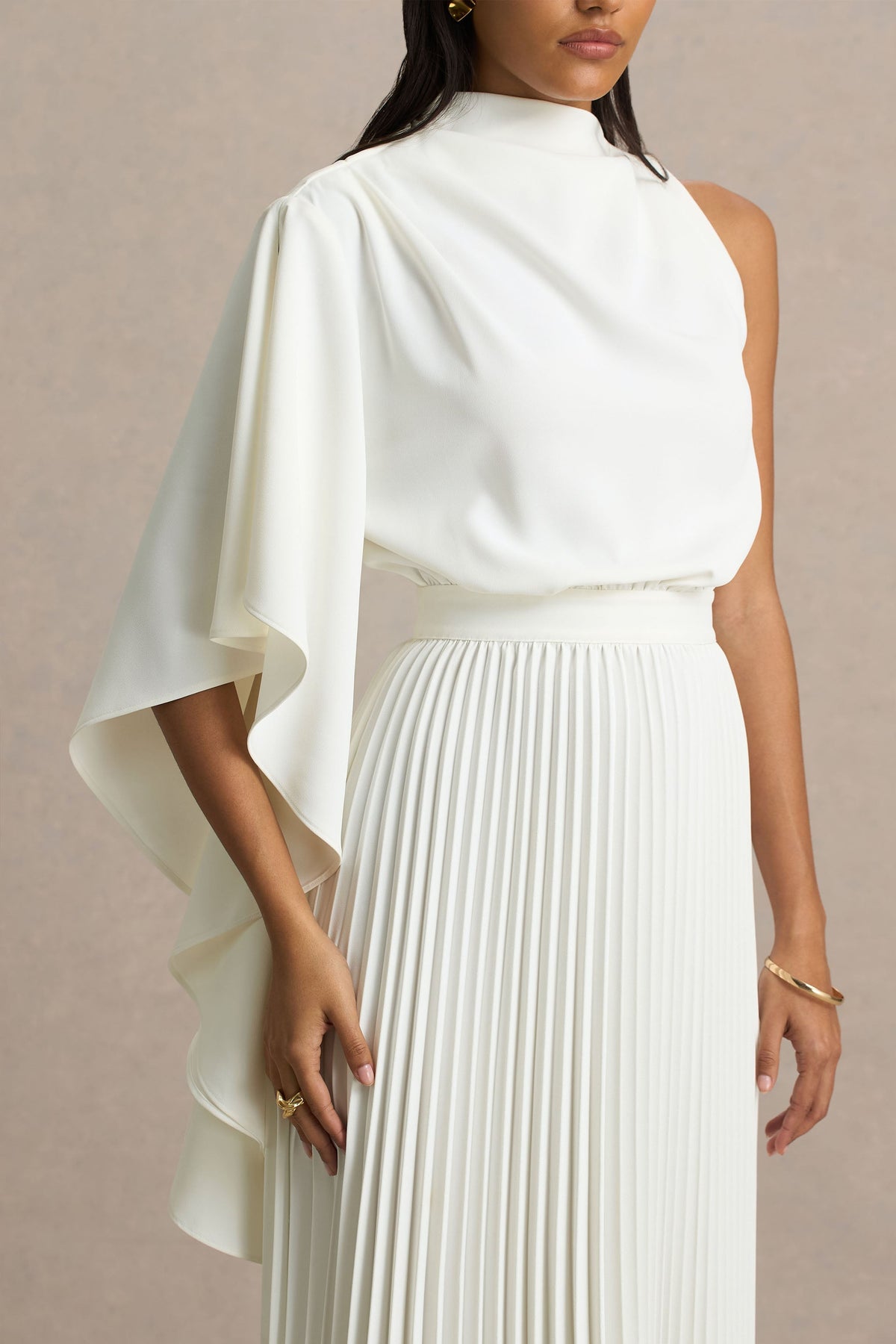 Jimena | Vestido Midi En Color Crema De Manga Larga con Cuello Alto y Detalles Plisados