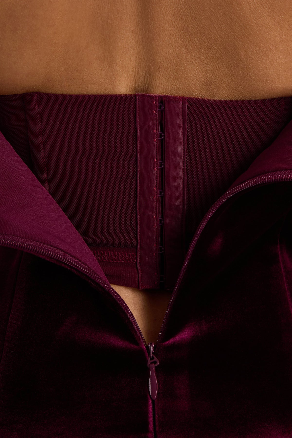 Violetta | Vestido Midi Burdeos de Cuello Bandeau, Cintura Caída y Falda Plisada