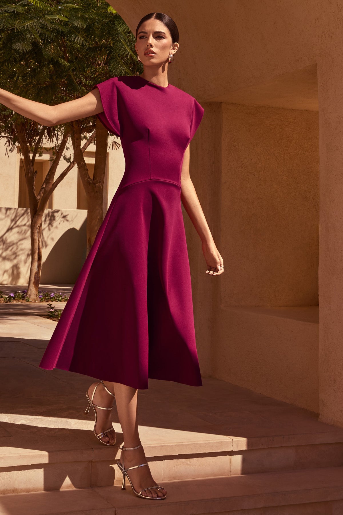 Linda | Vestido Midi Burdeos con Escote Alto y Mangas Cortas