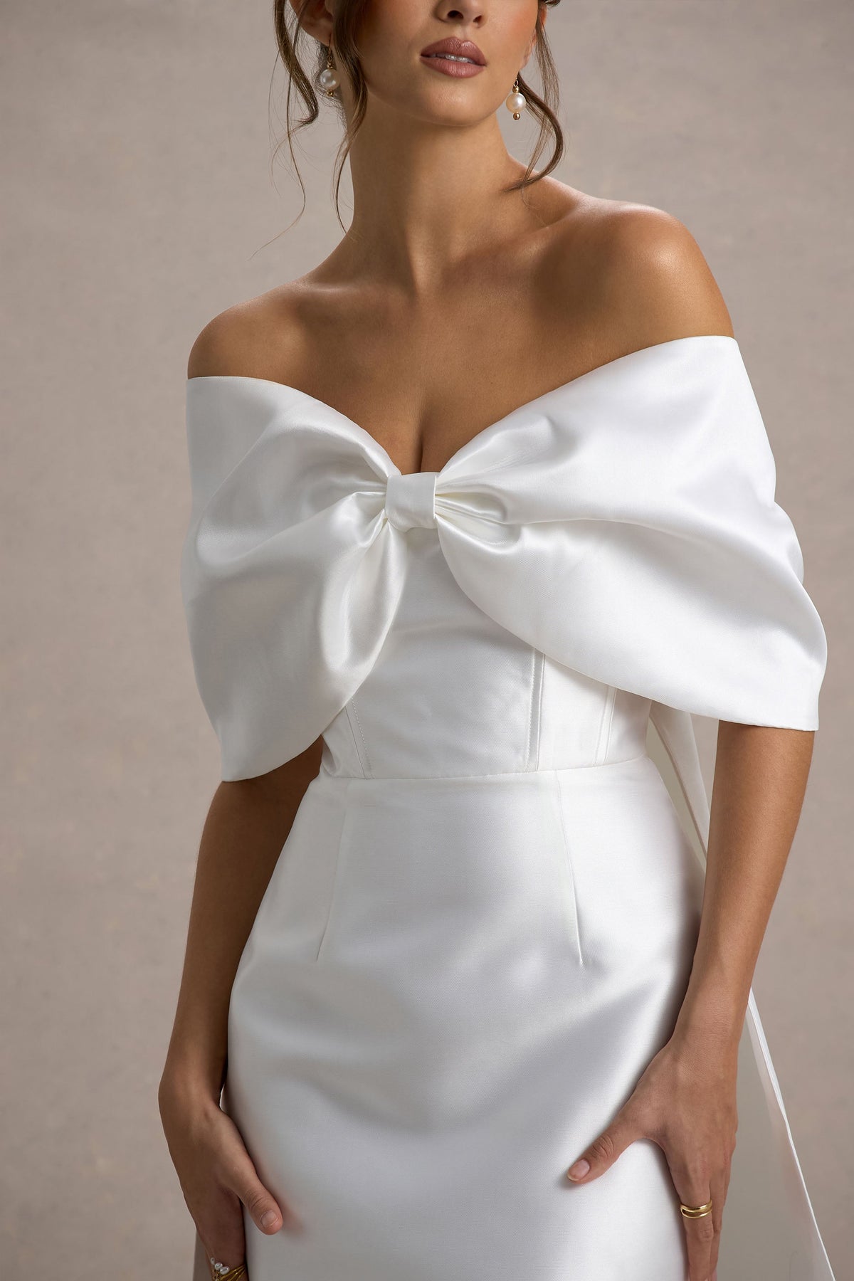 Wanting More | Vestido largo blanco roto con escote bardot y detalle de capa trasera
