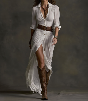 Robe longue Aurore blanche avec ceinture marron et bottes de cowboy, vue de face