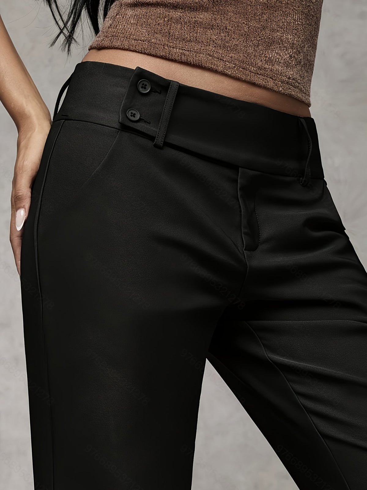 Dettaglio del cinturino con due bottoni del pantalone Duna™ nero