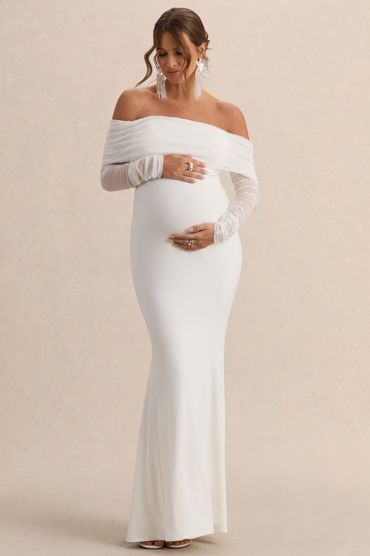 Pretty Perfect | Vestido largo Bardot de premamá  blanco con fruncido y malla