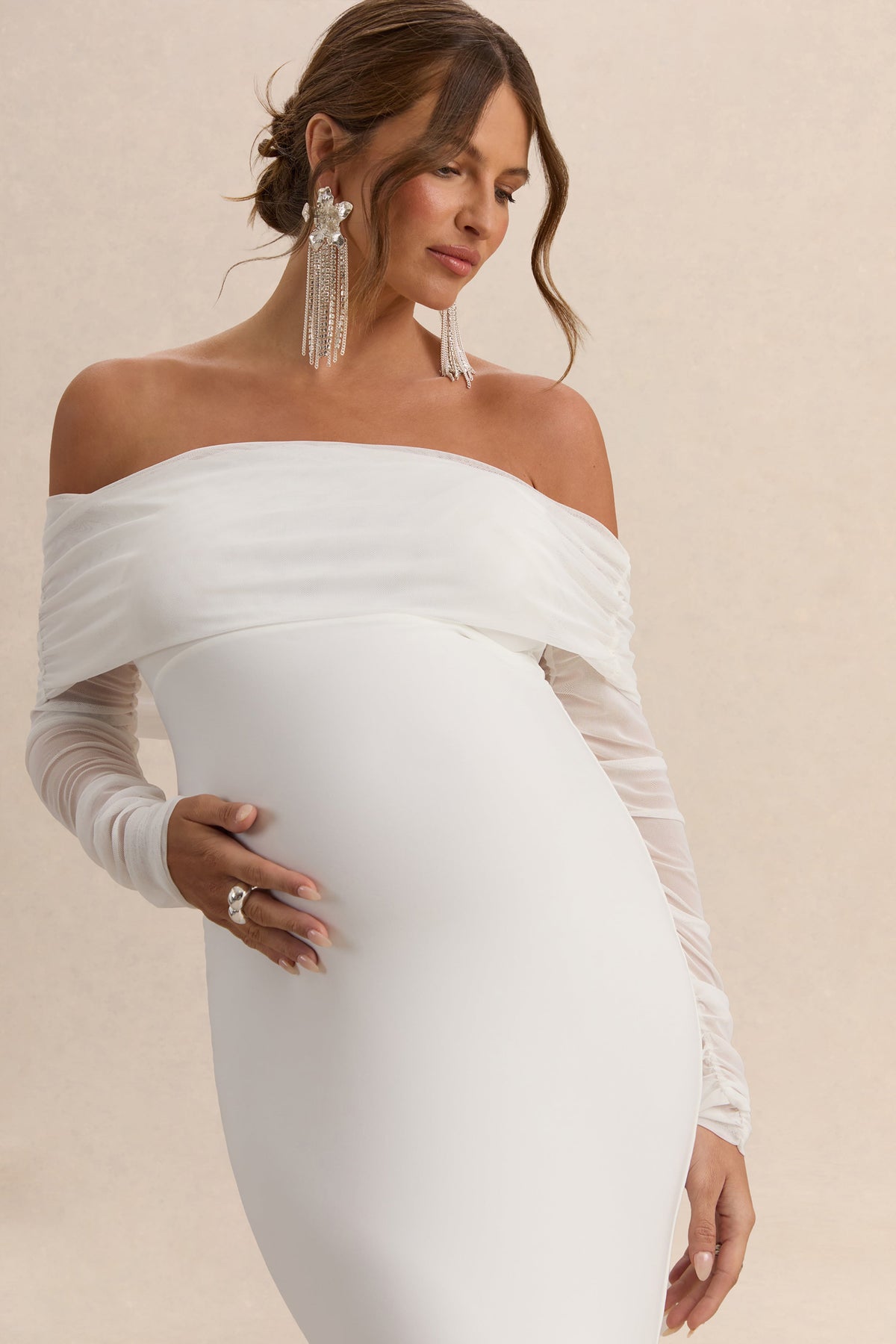 Pretty Perfect | Vestido largo Bardot de premamá  blanco con fruncido y malla