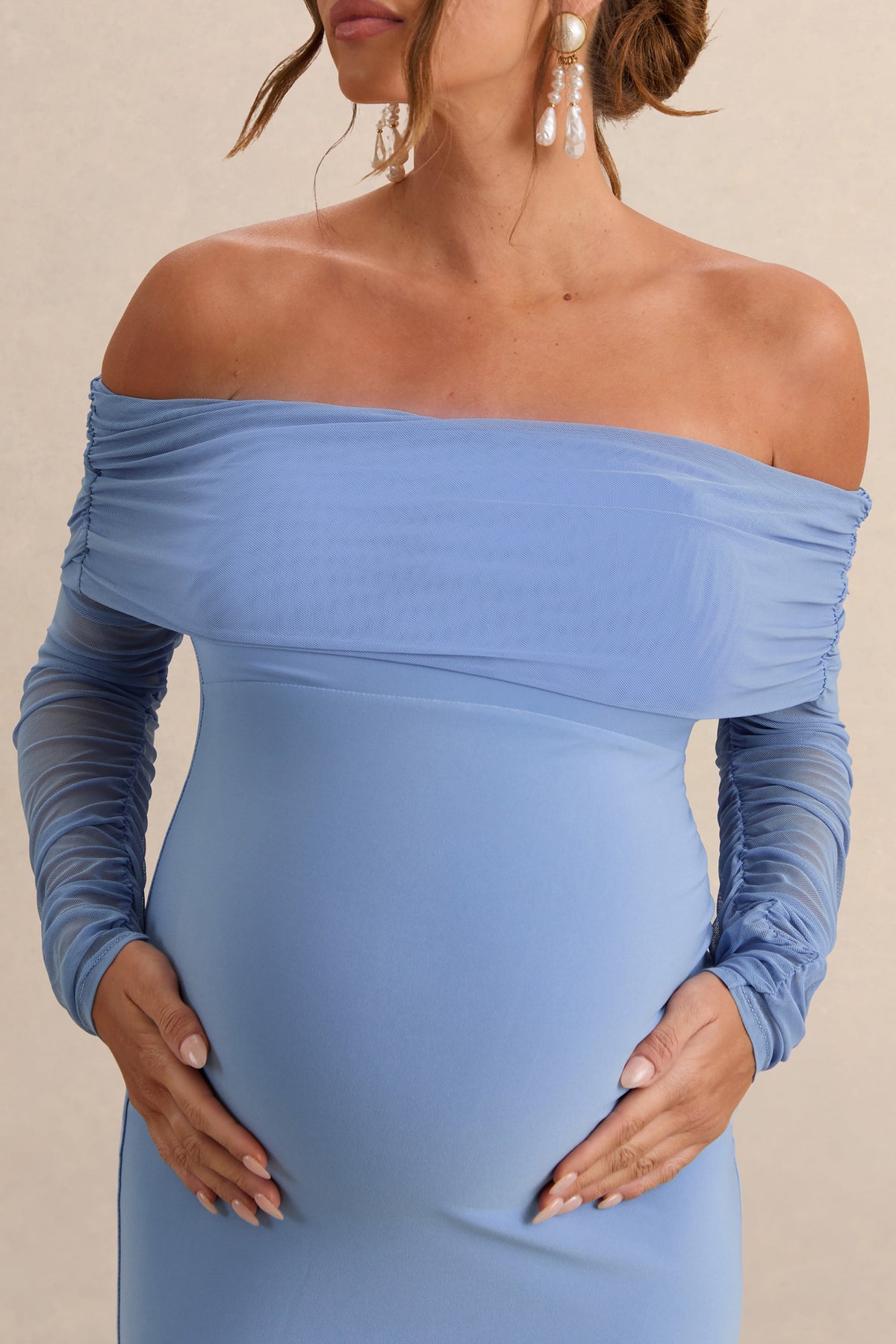 Pretty Perfect | Vestido Largo de premamá ajustado con mangas largas en color azul bebé