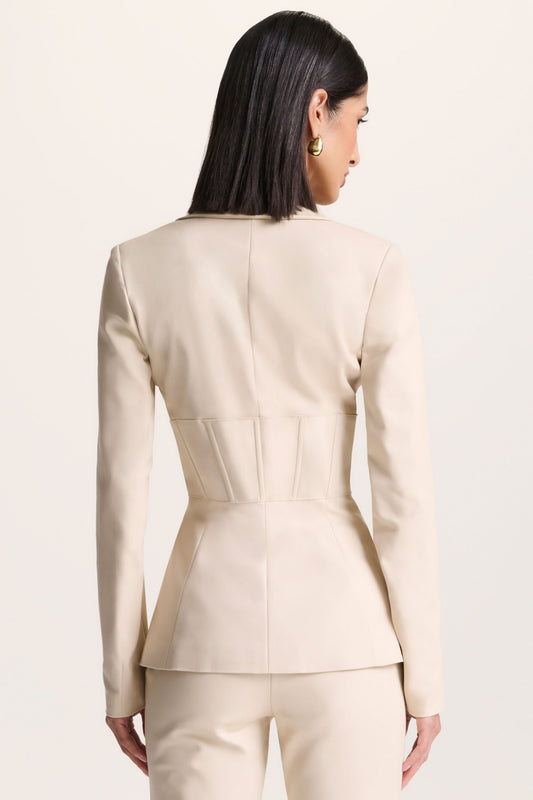 Unbeaten | Blazer color crema con escote profundo y cintura tipo corsé