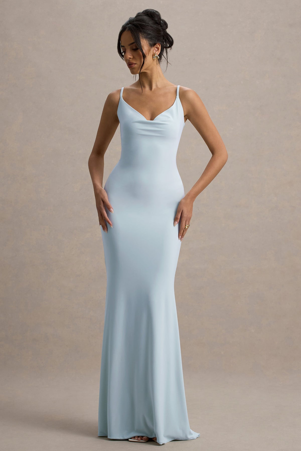 Francoise | Vestido Largo Azul Pastel Con Cuello Cowl, Espalda Descubierta E Inserción De Encaje