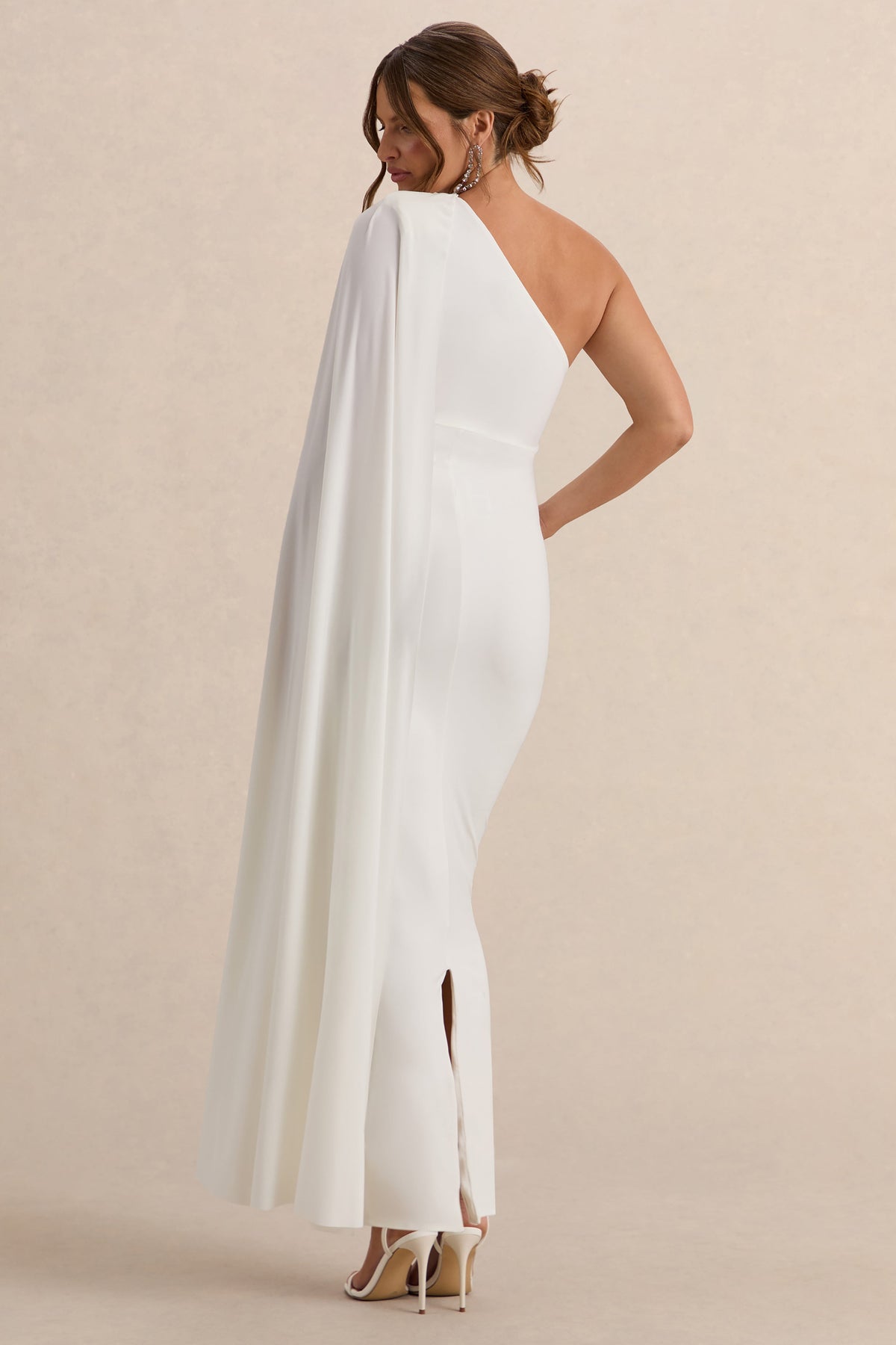 Amaryllis | Vestido Largo Blanco de premamá con una Manga y Capa