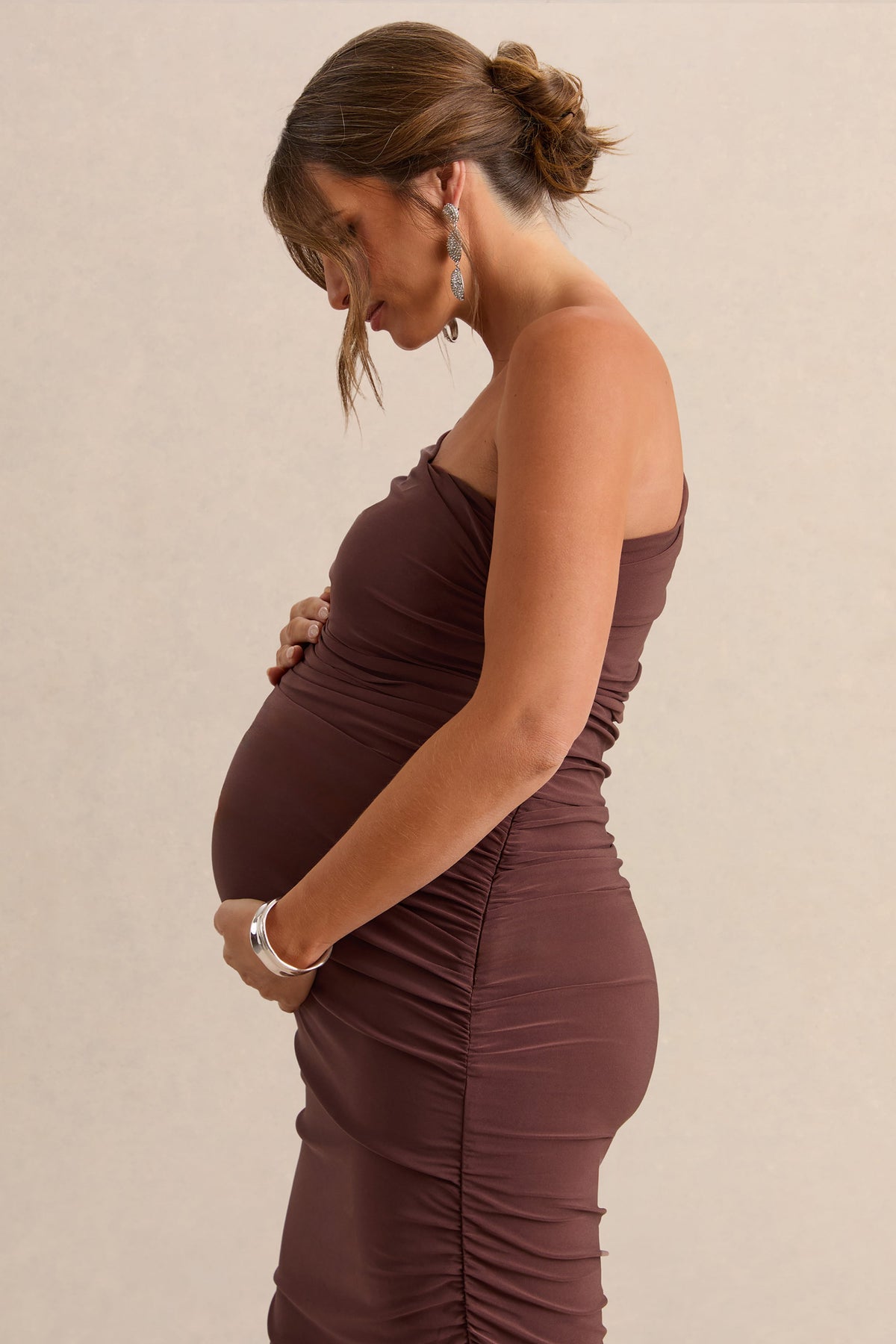 Late Night | Vestido midi marrón de maternidad de un hombro con fruncido