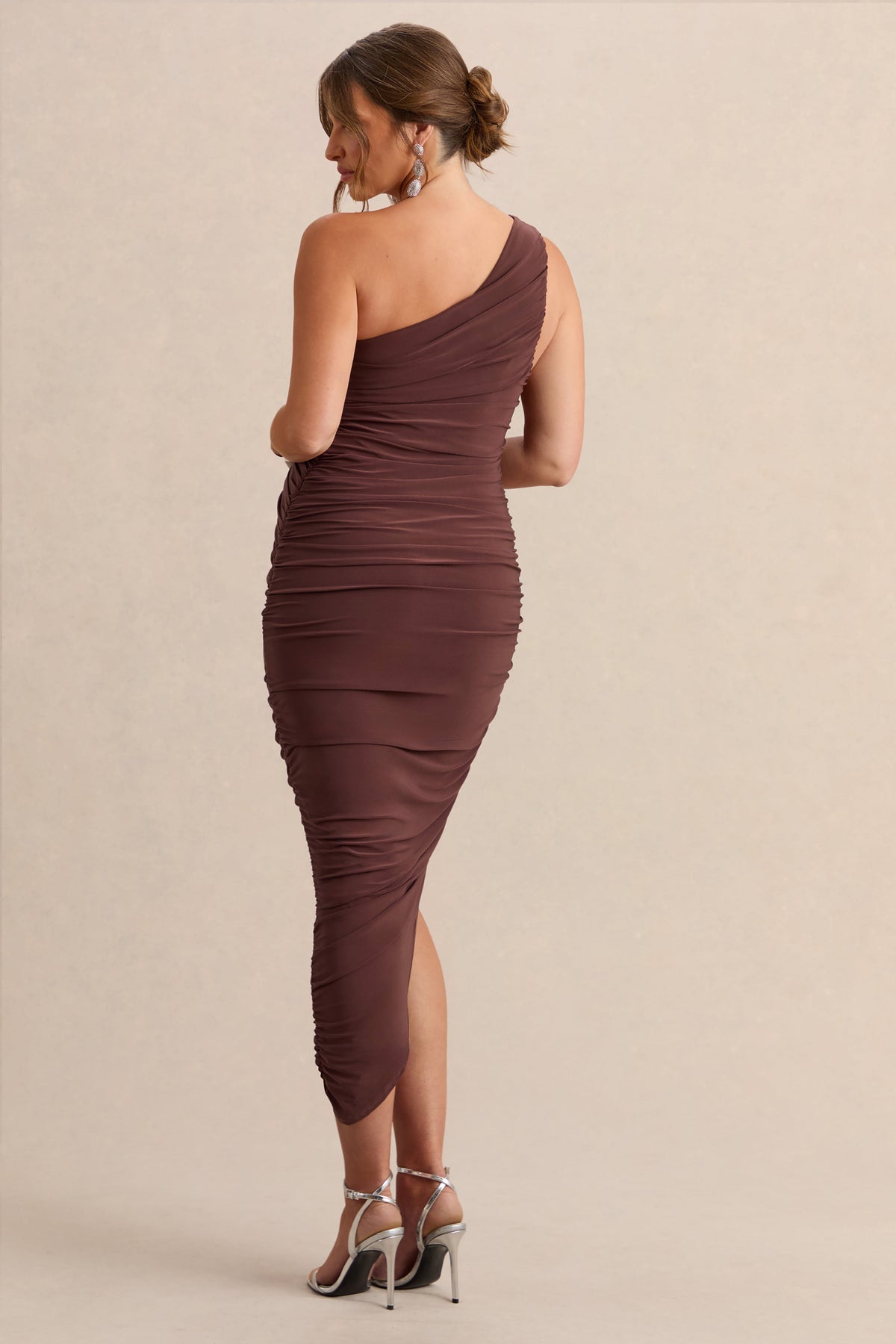 Late Night | Vestido midi marrón de maternidad de un hombro con fruncido