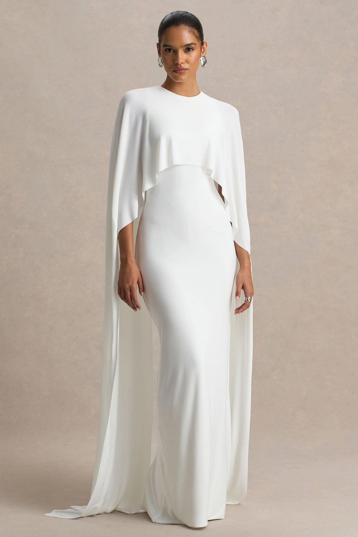 Padma | Vestido Largo Blanco con Mangas Tipo Capa