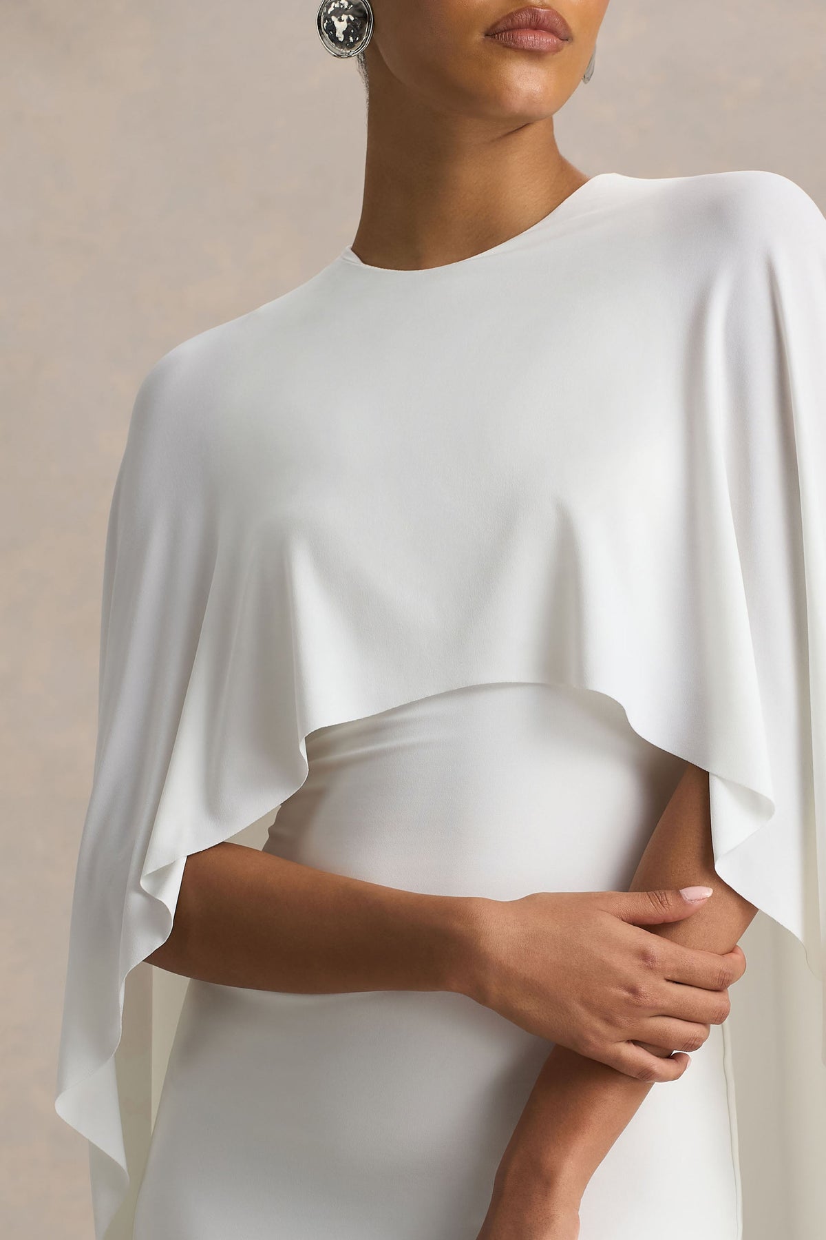 Padma | Vestido Largo Blanco con Mangas Tipo Capa