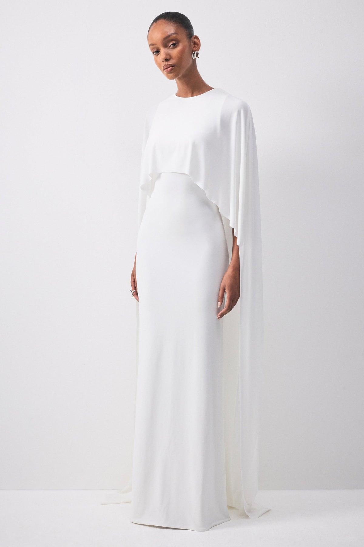 Padma | Vestido Largo Blanco con Mangas Tipo Capa