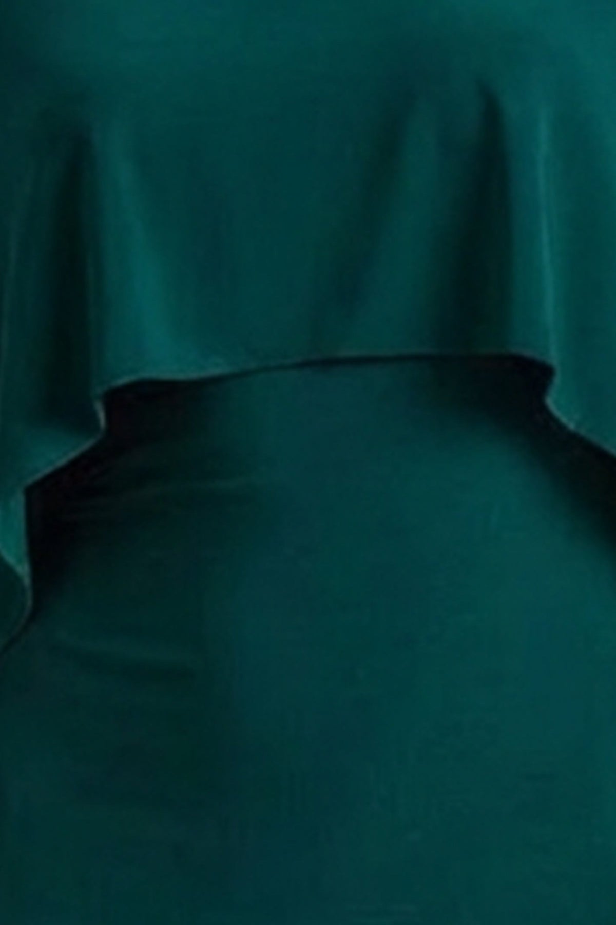 Padma | Vestido Largo Verde Botella con Mangas de Capa