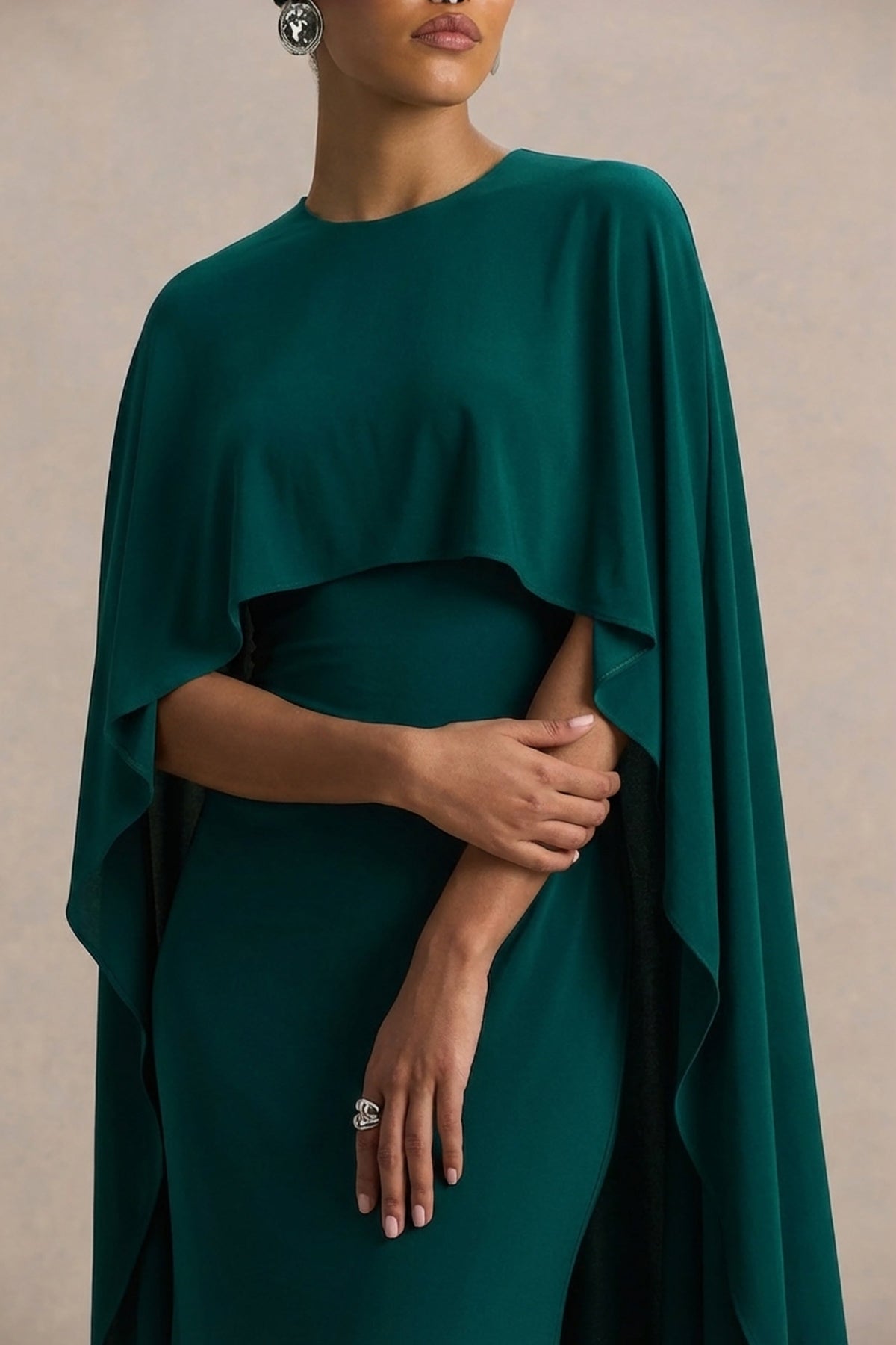 Padma | Vestido Largo Verde Botella con Mangas de Capa