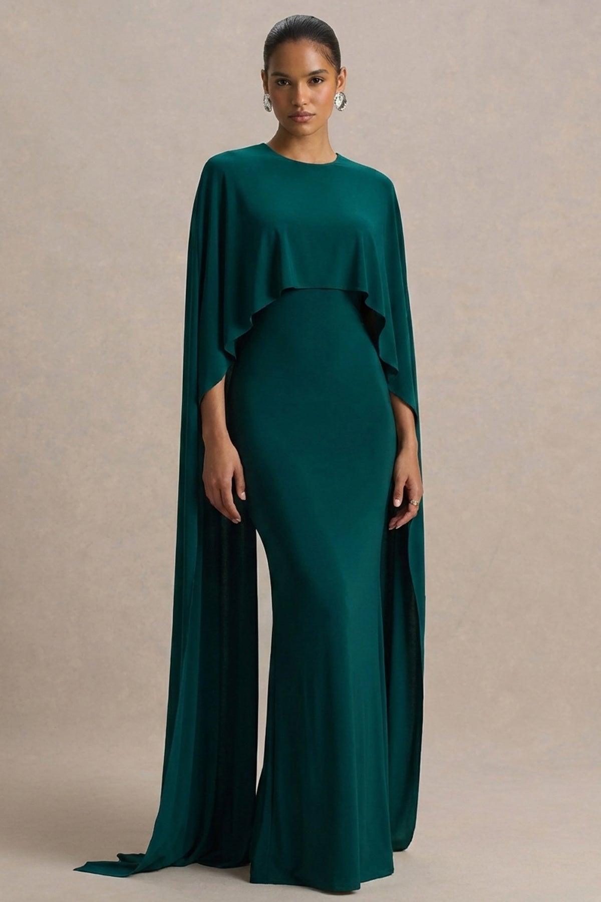 Padma | Vestido Largo Verde Botella con Mangas de Capa
